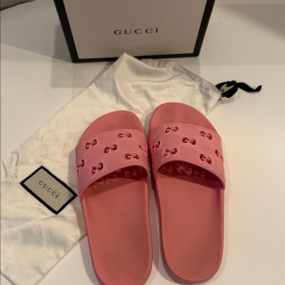 GUCCI Pink Women's slides, Size 38 or 7-7.5. Gently used comes w/box-dust bag.
